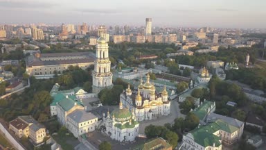 Uçan Kiev Pechersk Lavra kilise ve manastır Dnieper yukarıda tepelerde sabah gündoğumu zaman, Kiev, Ukrayna