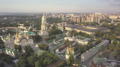 Havadan görünümü - Kiev Pechersk Lavra etrafında uçan kilise ve manastır Dnieper yukarıdan hills adlı sabah üzerinde zaman, Kiev, Ukrayna