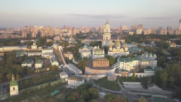 キエフ ペチェールシク大修道院教会と朝日の出時刻 キエフ ウクライナのドニエプル川上からの丘の上の修道院への飛行 — ストック動画