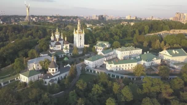 キエフ ペチェールシク大修道院の上を飛んで上からドニエプル川の朝日の出の丘の上の修道院の教会や時間 キエフ ウクライナ — ストック動画