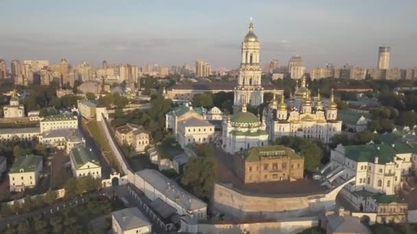 快速移动无人机从基辅佩乔尔斯克亚历山大涅夫斯基教堂和修道院在第聂伯河上的山丘上 在清晨日出时 乌克兰基辅 — 图库视频影像