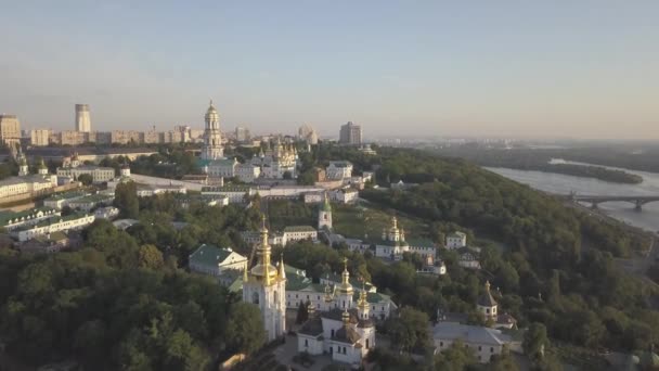 Volando Sobre Las Iglesias Kiev Pechersk Lavra Monasterio Las Colinas — Vídeo de stock