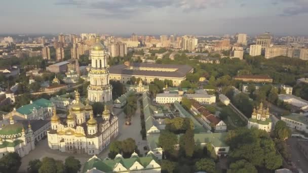 キエフ ペチェールシク大修道院の周り飛んで教会し 上からドニエプル川の朝日の出の丘の上の修道院に キエフ ウクライナ — ストック動画