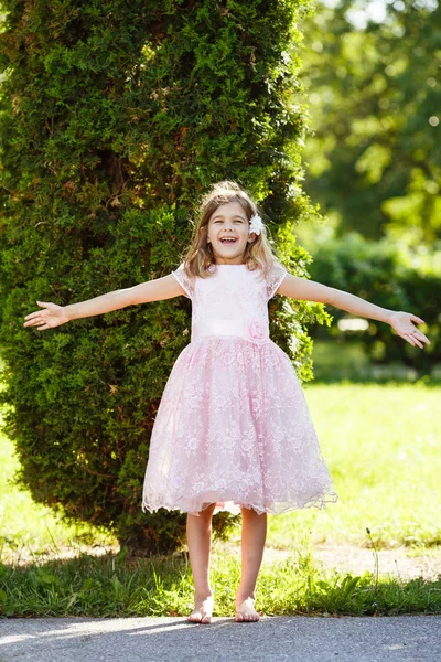 Retrato Uma Menina Alegre Vestido Rosa Exuberante Parque Pôr Sol — Fotografia de Stock