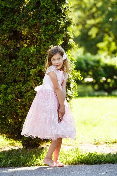 Retrato Uma Menina Alegre Vestido Rosa Exuberante Parque Pôr Sol — Fotografia de Stock