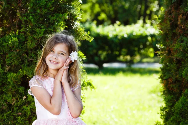 Retrato Uma Menina Alegre Vestido Rosa Exuberante Parque Pôr Sol — Fotografia de Stock