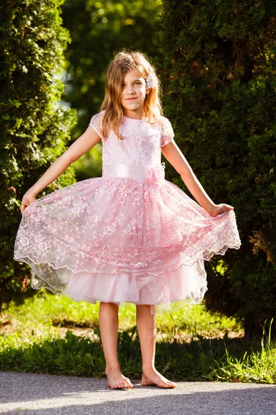 Retrato Una Chica Alegre Exuberante Vestido Rosa Parque Puesta Del —  Fotos de Stock