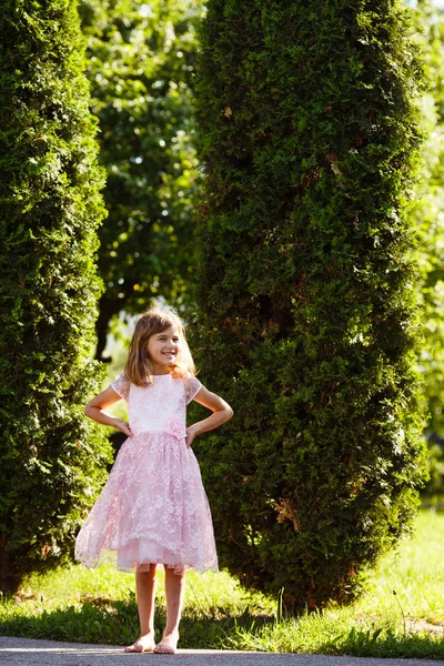 Retrato Uma Menina Alegre Vestido Rosa Exuberante Parque Pôr Sol — Fotografia de Stock