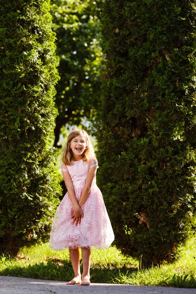 Retrato Uma Menina Alegre Vestido Rosa Exuberante Parque Pôr Sol — Fotografia de Stock