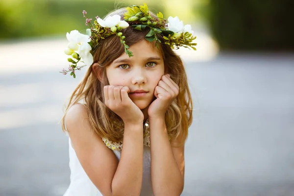 Belle Fille Avec Une Couronne Fleurs Fraîches Dans Parc — Photo