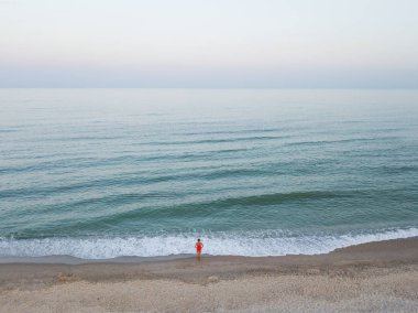 Minimalist kavramı - deniz plaj Kırmızılı kadın için hava üstten görünüm