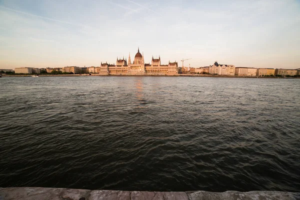 Budapester Parlamentsgebäude Bei Sonnenuntergang Goldene Zeit Mit Blau Und Donau — Stockfoto