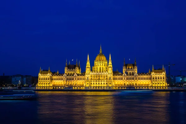 Beleuchtetes Budapester Parlamentsgebäude Bei Nacht Mit Dunklem Himmel Und Spiegelung — Stockfoto