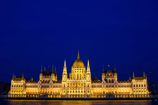 Beleuchtetes Budapester Parlamentsgebäude Bei Nacht Mit Dunklem Himmel Und Spiegelung — Stockfoto