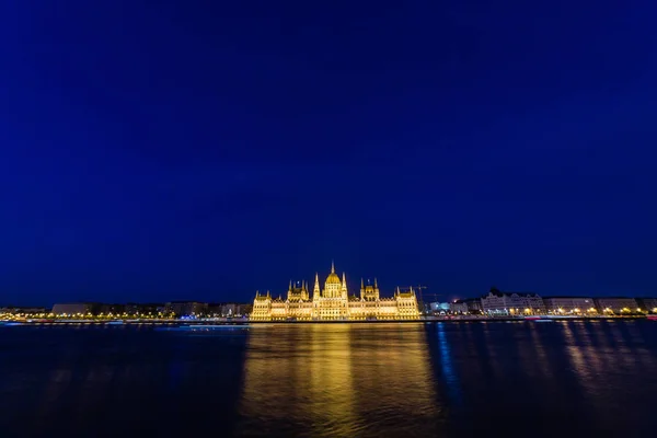 Illuminated Budapest Parliament Building Night Dark Sky Reflection Danube River — Stock Photo, Image