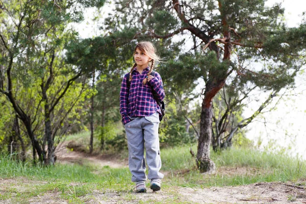 Petite Fille Avec Sac Dos Allant Dans Forêt — Photo