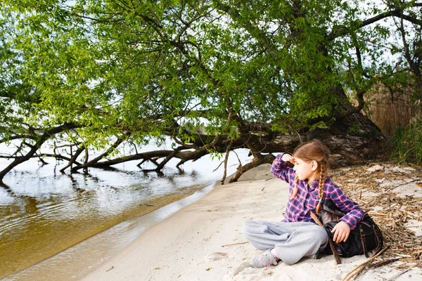 Malá Holčička Batohem Relaxaci Pláži Nedaleko Stromu Slunečný Den — Stock fotografie