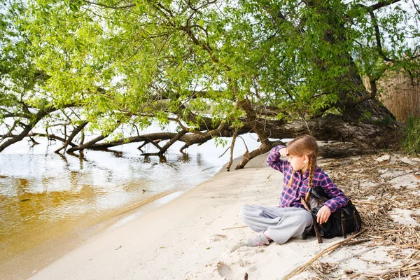 Menina Com Mochila Relaxante Praia Perto Árvore Dia Ensolarado — Fotografia de Stock