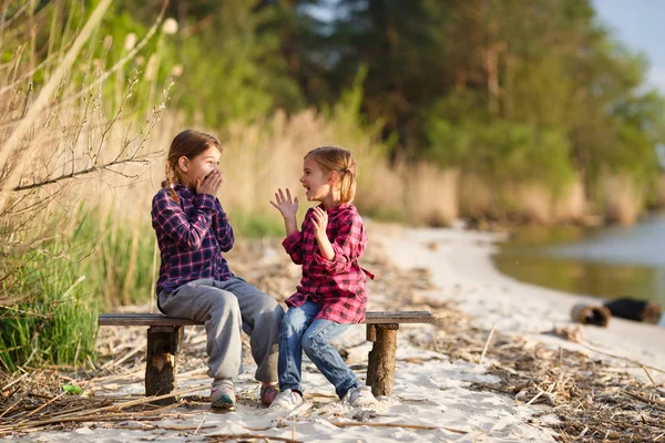 Deux Filles Jouent Amusent Sur Plage Coucher Soleil — Photo