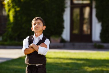 Neşeli çocuk günbatımı yeşil çim üzerinde şık elbiseli
