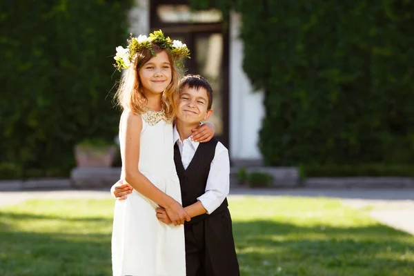 Ένα Κορίτσι Ένα Λευκό Φόρεμα Αγκαλιές Ένα Αγόρι Ένα Μοντέρνο — Φωτογραφία Αρχείου