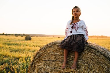 Batan güneşin kırsal yaşam tarzı, Ulusal gelenekleri kavramı arka planda alanındaki işlemeli giysili bir kızı