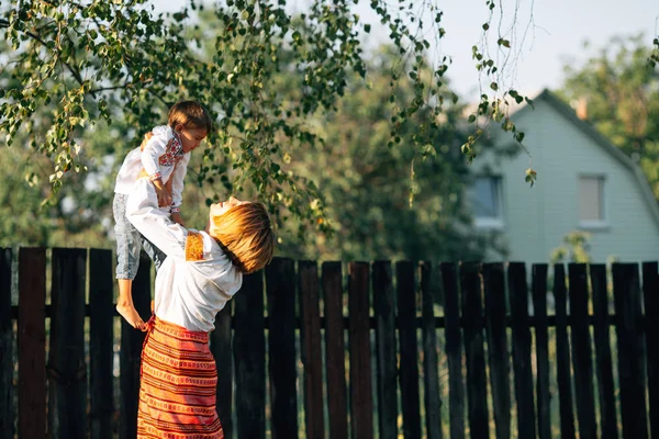 Rodina Matka Nese Chlapce Jsou Oblečeni Vyšívaných Róbách Pole Západ — Stock fotografie
