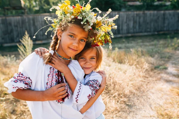 Menina Nos Sorrisos Bordados Ondulados Pôr Sol Campo — Fotografia de Stock