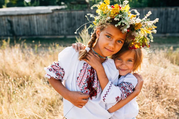 Menina Nos Sorrisos Bordados Ondulados Pôr Sol Campo — Fotografia de Stock