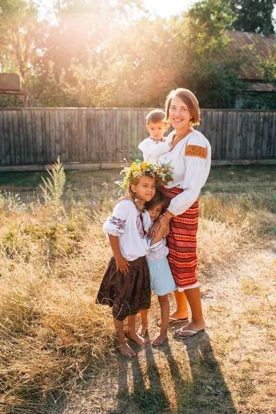 Famiglia Ucraina Madre Figli Sono Vestiti Con Abiti Ricamati Tramonto — Foto Stock