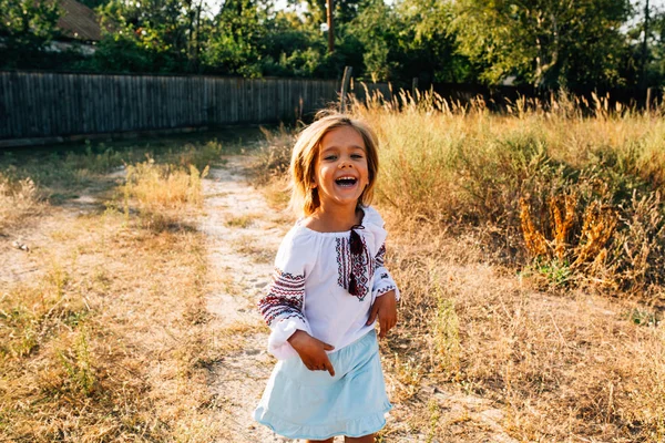 Cheerful Beautiful Little Girl Embroidery Runs Road Laughs Sunset — Stock Photo, Image