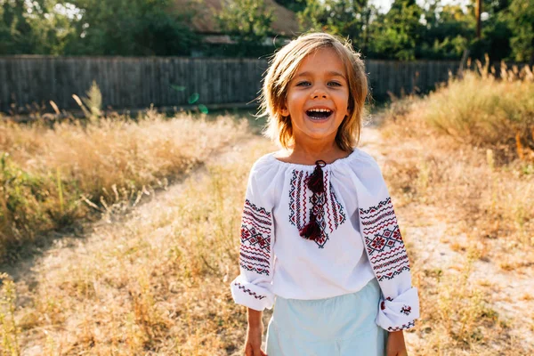 Cheerful Beautiful Little Girl Embroidery Runs Road Laughs Sunset — Stock Photo, Image