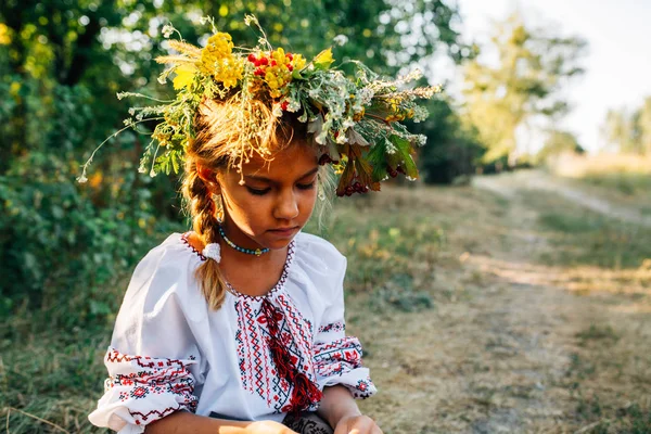 Portré Egy Lány Egy Hímzett Koszorú Koszorú Labdarózsa Naplemente Kertben — Stock Fotó