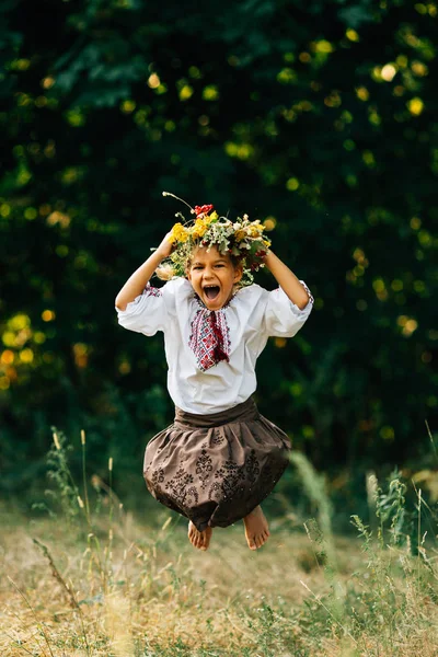 Retrato Menina Pulando Uma Grinalda Bordada Uma Coroa Viburno Pôr — Fotografia de Stock