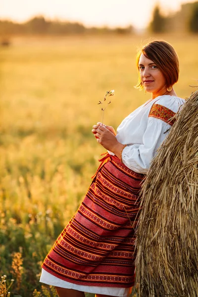 Дівчина Вишитому Одязі Полі Фоні Заходу Сонця Концепція Сільського Способу — стокове фото