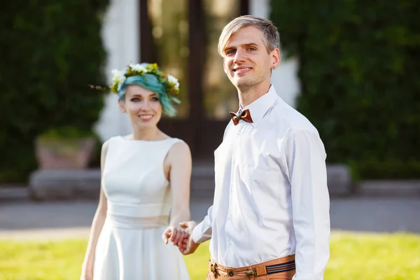 Jeune Couple Mariage Profitant Moments Romantiques Extérieur Sur Une Prairie — Photo