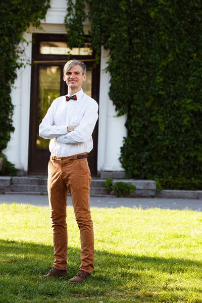 Papyon yeşil sarmaşık çerçevede bir damat portresi.