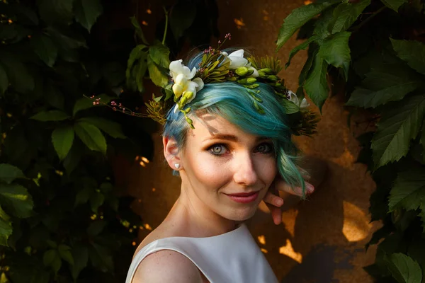 Portret Van Een Mooie Bruid Met Blauw Haar Een Krans — Stockfoto
