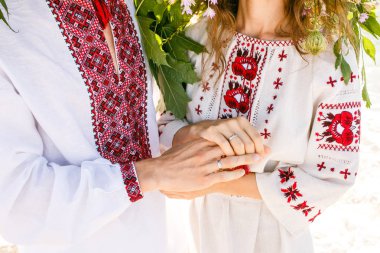 Ulusal Ukrayna işlemeli gömlek gömlekli, günbatımı güzel çift