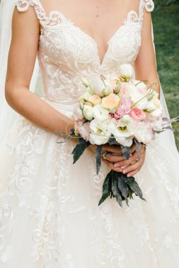 Rustik buket düğün ile beyaz güller çok güzel. Gelin elinde
