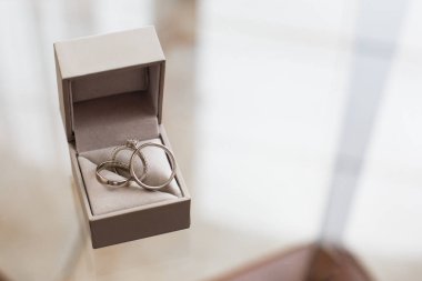 Cam masa bir hediye kutusunda bir elmas alyans