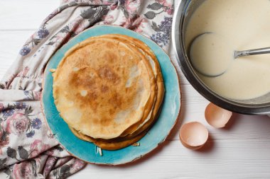 Krep ve masanın üzerinde bir test ile bir kase. Düz yatıyordu
