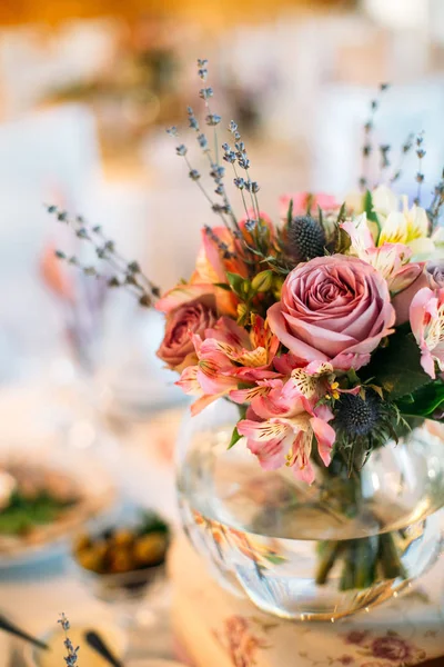 Servi Avec Des Assiettes Une Table Décorée Bouquet Fleurs — Photo