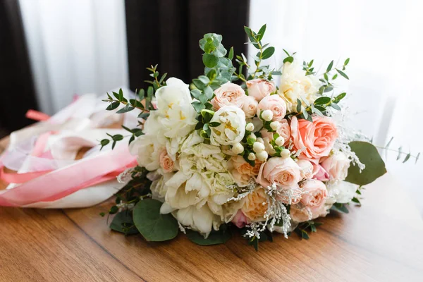 Hochzeitsstrauß Aus Tulpen Rosen Eukalyptus Auf Dem Tisch — Stockfoto