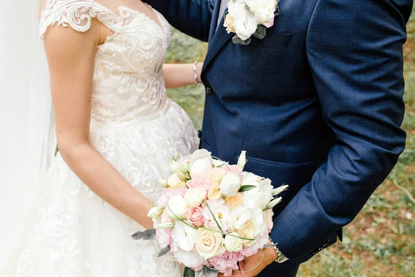 Bouquet Hands Bride Groom — Stock Photo, Image