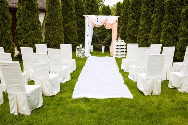 婚礼拱门装饰着布在户外 美丽的婚礼成立 在花园的绿色草坪上举行婚礼 节日装饰的一部分 — 图库照片