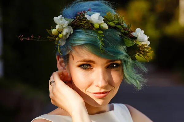 Portret Van Een Mooie Bruid Met Blauw Haar Een Krans — Stockfoto