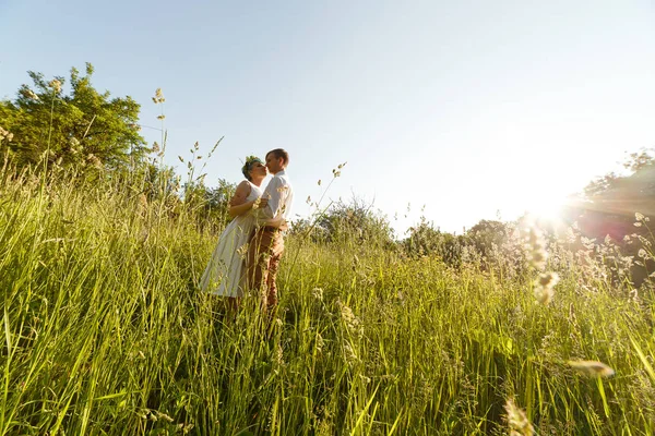 Genç düğün çifti bir yaz çayır dışında romantik anları zevk. Mavi saçlı kız.