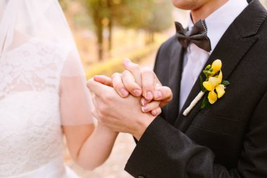 Gelini gelini yeşil arka planda kucaklayan