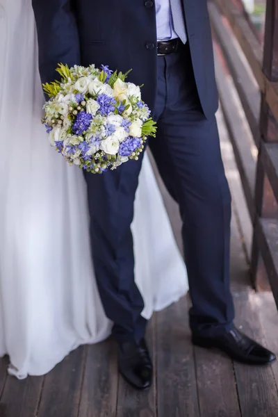 Marié Costume Tient Dans Ses Mains Magnifique Bouquet Mariage Les — Photo